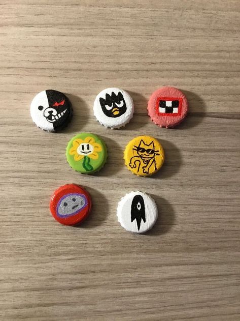 Bottle Cap Pins Diy Ideas, Painted Pins Diy, Bottons Ideas, Bottle Cap Pins, Bottle Cap Projects, Fantasy Bookmarks, Punk Fashion Diy, 3d Wallpaper Cute, Bag Pins