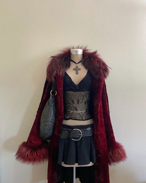 Fall Gothic Outfits, Modern Vampire Aesthetic Outfit, Fur Trim Coat Outfit, Modern Vampire Outfit, Vampire Clothes, Coat Outfits, Swaggy Outfits, Goth Outfits, Alternative Outfits