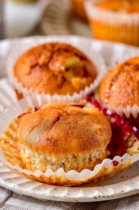 Explosive Fruit Muffins, fruit explosion muffins, fruit explosion muffin recipe, muffin explosion de fruits Fruit Explosion Muffins, Fruit Explosion, Fruit Muffins, Healthy Muffin Recipes, Muffin Batter, Eating Alone, Vanilla Greek Yogurt, Unsweetened Applesauce, Muffin Recipe