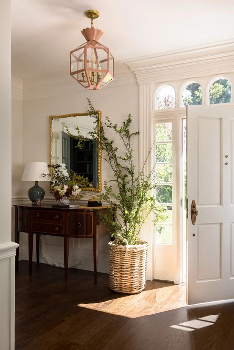 How to Make an Entrance, Whether You Have a Real Foyer or Not - The New York Times Long Living Room, Home Refresh, Southern Traditional, Foyer Decor, Casa Vintage, Décor Diy, Colonial House, I Design, House Inspo