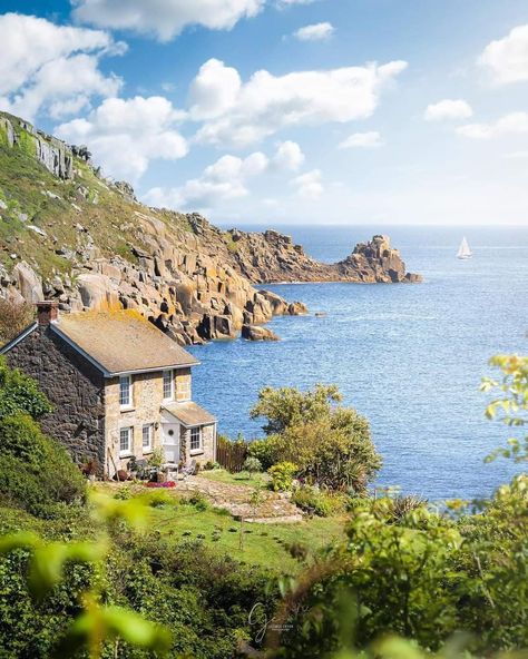 Cornish Cottage, Country Living Uk, Cornwall Cottages, Cornwall Coast, Seaside House, Cottage By The Sea, Stone Architecture, House By The Sea, Seaside Cottage