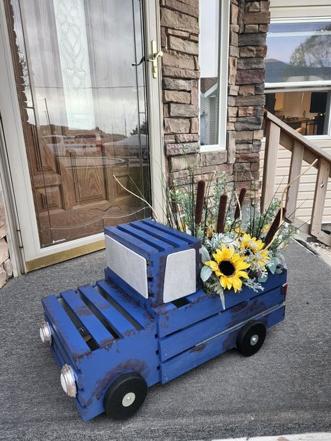 DIY vintage truck planter Pallet Projects Garden Planters Easy Diy, Crate Flower Boxes, Diy Pallet Flower Planter, Wood Crate Projects, Wooden Crate Planter Ideas, Wooden Truck Diy, Easy Diy Wooden Projects, Things To Build With Scrap Wood, Western Yard Decor