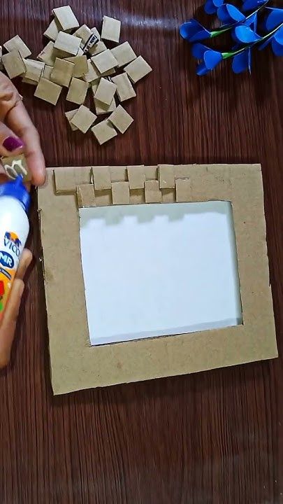 Craft Idea With Cardboard, Diy Frame Cardboard, Photo Frame With Cardboard, Photo Wall Frame Ideas, Diy Photo Frames Cardboard Wall Art, Cardboard Frame Ideas, Diy Cardboard Picture Frame, Easy Photo Frame Ideas, Diy Frame Photo