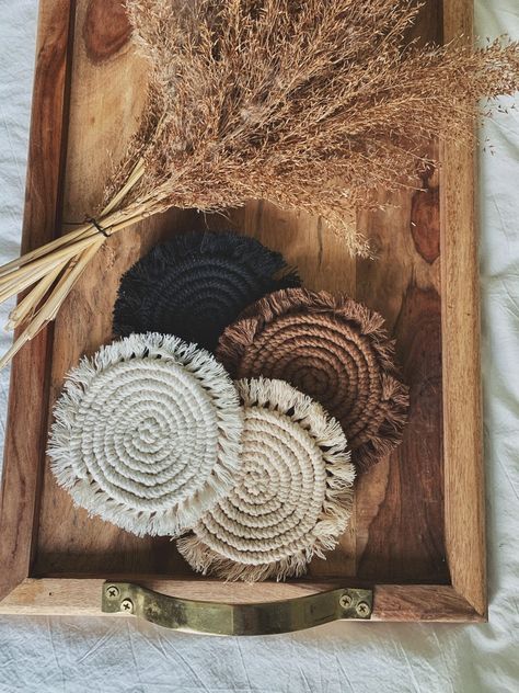 Macrame Photography Ideas, Macrame Photography, Home Decor Macrame, Macrame Coasters, Black Coasters, Makramee Diy, Cup Coasters, Macrame Boho, Macrame Patterns Tutorials