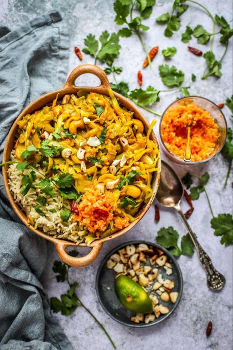 Sri Lankan-style Cabbage, Coconut and Cashew Curry {vegan} + 15 Delicious Ways With Cabbage - food to glow Sri Lanka Food, Sliced Cabbage, Toasted Cashews, Cashew Curry, Cabbage Curry, Mild Curry, Sri Lankan Recipes, Feel Good Food, Curry Dishes