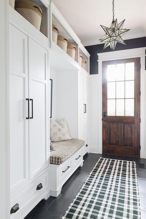 Long Mudroom with Built In Bench - Cottage - Laundry Room Vstupná Hala, Built In Lockers, Mudroom Lockers, Diy Storage Bench, Mudroom Organization, Mudroom Entryway, Mudroom Decor, Mudroom Laundry Room, Mud Room Storage