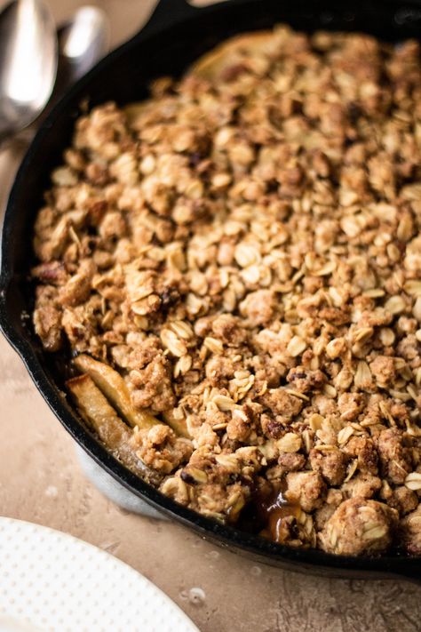 easy skillet apple pecan crisp - SO MUCH FOOD Apple Pecan Crisp, Skillet Apple Crisp, Pecan Crisp, Best Apple Crisp Recipe, Crisp Topping, So Much Food, Best Apple Crisp, Rustic Dessert, Easy Apple Crisp Recipe