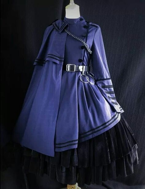 Would work well for a commander or someone else special of an army? Since the one-shoulder cape is too unique to replicate among general soldiers. Trendy Trouser, Old Fashion Dresses, Trouser Outfits, Fantasy Dress, Fashion Design Sketches, Cosplay Dress, Kawaii Clothes, Fantasy Fashion, Cosplay Outfits