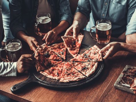 Pizza Beer Photography, Pizza Night With Friends, Italian Beer, Pizza Friend, Pizza Photography, Chili Recipe Healthy, Pizza Photo, Healthy Chili, Pizza Branding