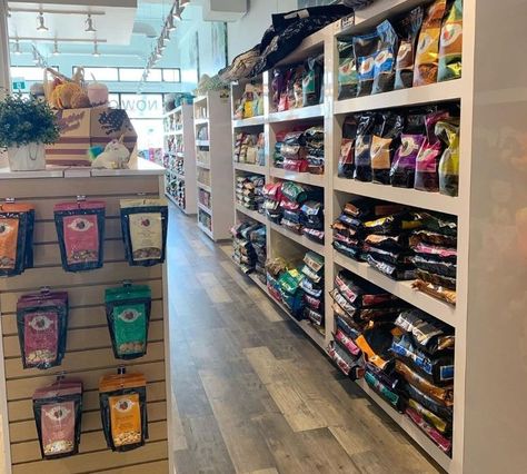 Pet Store Shelving, Petshop Ideas, Palette Shelf, Pet Store Design, Pet Food Store, Pet Food Shop, Pet Store Ideas, Feed Store, Vet Clinic