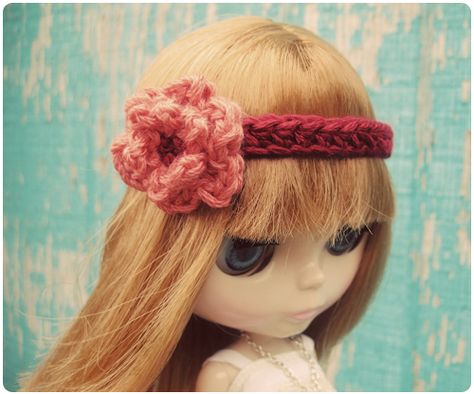 These are easy enough. Just make them big enough for infants, not dolls. Crochet Things To Make, Headband Pattern Free, Blythe Crochet, Doll Headband, Julie King, Crochet Headband Pattern Free, Headband Diy, Barbie Hat, Pretty Headbands