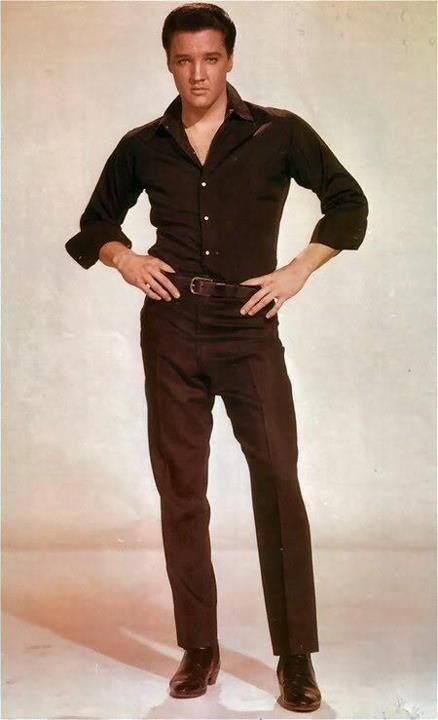 Dang! He's hot in all black! Elvis Fashion, Elvis Style, Tupelo Mississippi, Graceland Memphis, Young Elvis, Elvis Presley Pictures, Elvis Movies, Elvis Presley Photos, Priscilla Presley