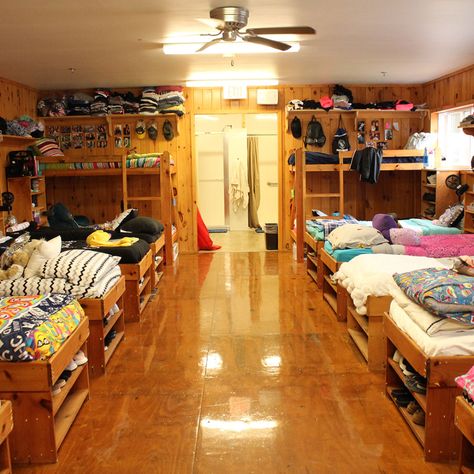 How to Decorate your Summer Camp Cabin | USA Summer Camp Summer Camp Interior, Camp Building Ideas, Summer Camp House, Summer Camp Cabin Decorating Ideas, Summer Camp Dorm, Summer Camp Room Decor, Overnight Camp Aesthetic, Camp Counselor Ideas, Summer Camp Bathroom