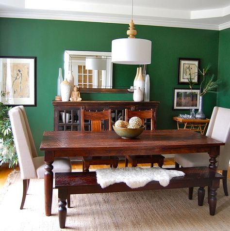 Contemporary dining room with a splash of Emerald Green [Design: Shine Design] Emerald Green Rooms, Best Dining Room Colors, Green Interior Decor, Dining Room Wall Color, Green Walls Living Room, Dark Green Living Room, Living Room Wall Designs, Green Dining Room, Green Interior Design