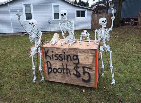 Skeleton Funny Poses, Posable Skeleton Ideas, Funny Skeleton Poses, Posing Skeletons, Monster Halloween Party, Skeleton Display, Outdoor Skeleton, Skeleton Poses, Squad Memes