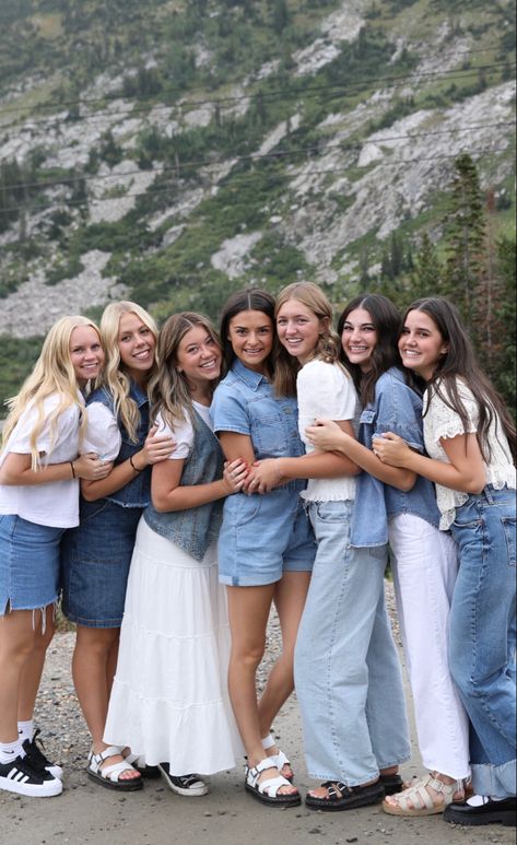 #fashion #friends #photography #photoshoot 8 Person Photo Shoot, Friendgroup Photo Ideas, Group Photo Outfit Ideas, Senior Group Photos, Birthday Photoshoot Friends, Group Senior Photos, Photo Shoot Color Schemes, Fall Group Photoshoot, Fall Friends Photoshoot