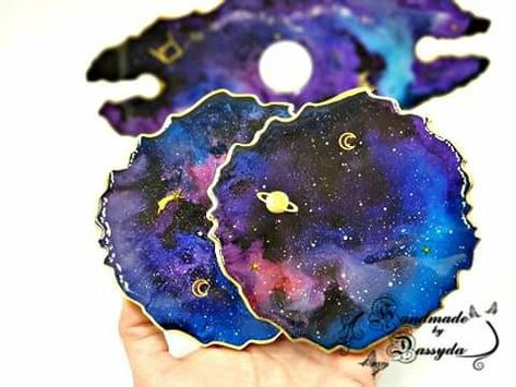 Galaxy Resin Art, Galaxy Epoxy, Galaxy Coasters, Space Resin, Resin Galaxy, Galaxy Crafts, Interior Design Crafts, Hot Glue Art, Resin Pouring