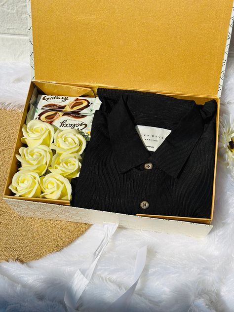 Shirt Gift Box Ideas, Gifting Hampers, Gift Box For Him, Diy Gifts Videos, Gift Box Cakes, Shirt Box, Wedding Gift Pack, Baby Boy Cards, Cute Gifts For Friends