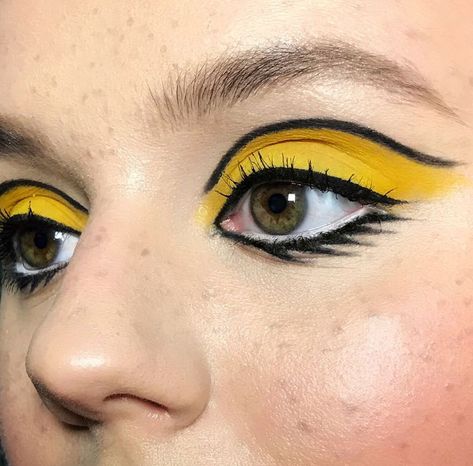 Bumble Bee Eye Makeup, Bumble Bee Costume Makeup, Diy Bumblebee Costume Women, Easy Bee Costume Diy, Bumblebee Makeup Halloween, Halloween Bee Makeup, Bumble Bee Costume Women Diy, Bumblebee Halloween Costumes, Bee Make Up