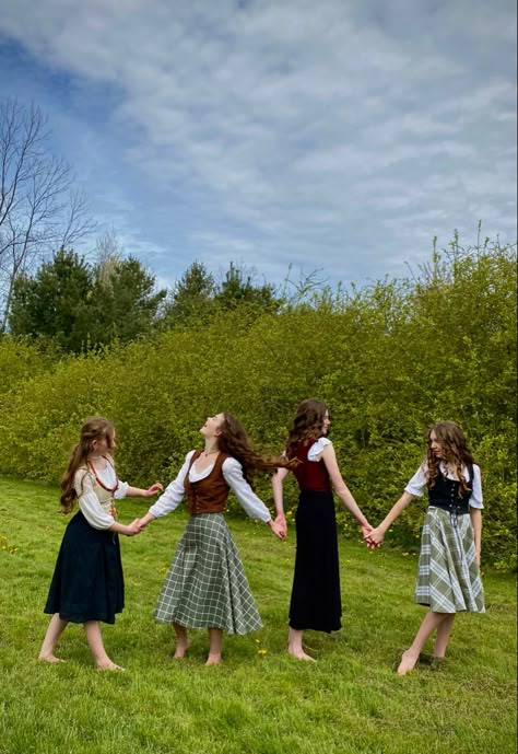 Hobbitcore Fashion, Hobbit Cosplay, Hobbit Costume, Hobbit Party, Ren Faire Outfits, Beauty And The Beast Costume, Cosplay Photography, Cottagecore Outfits, Boho Theme