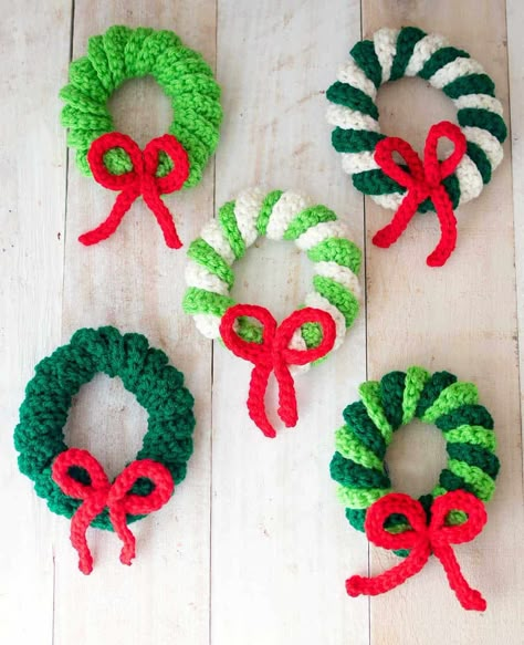 Mini Christmas Wreath Crochet Pattern - Crocheting Baby Blankets, Crochet Mini Christmas, Diy Crochet Christmas, Crochet Wreath Ornament, Mini Christmas Wreath, Crochet Wreath Pattern, Owl Knitting Pattern, Wreath Crochet, Knit Christmas Ornaments