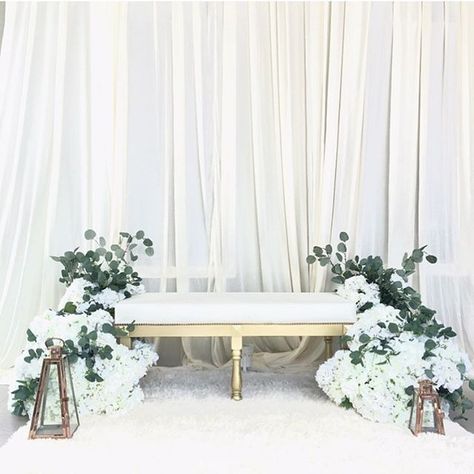 Mini Pelamin Tunang Simple, Pelamin Tunang Minimalist, Malay Wedding Pelamin Simple, Pelamin Tunang Simple, Malay Wedding Pelamin, Diy Pelamin, Pelamin Tunang, Dulang Hantaran Ideas, Hidden Hantaran