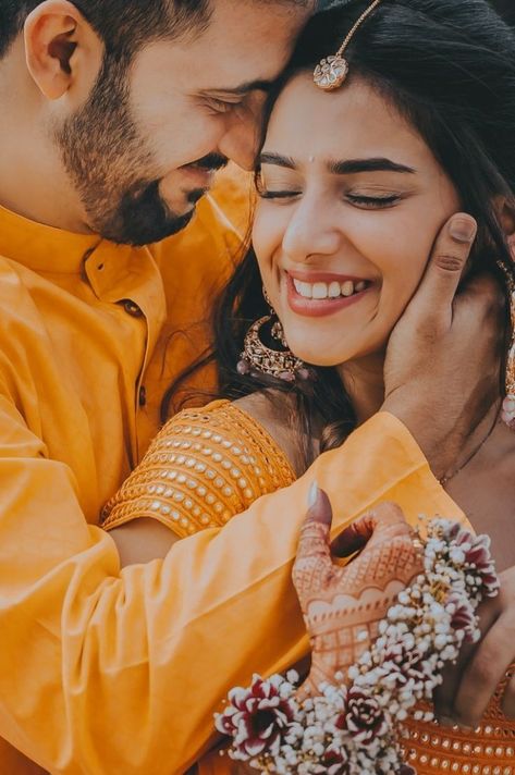 Haldi Portrait Couple, Haldi Ceremony Bride And Groom, Indian Haldi Couple Poses, Haldi Creative Photography, Latest Haldi Outfit For Bride And Groom, Us Couple Pictures, Haldi Photoshoot Poses Couple, Haldi Photoshoot Couple, Haldi Bride And Groom