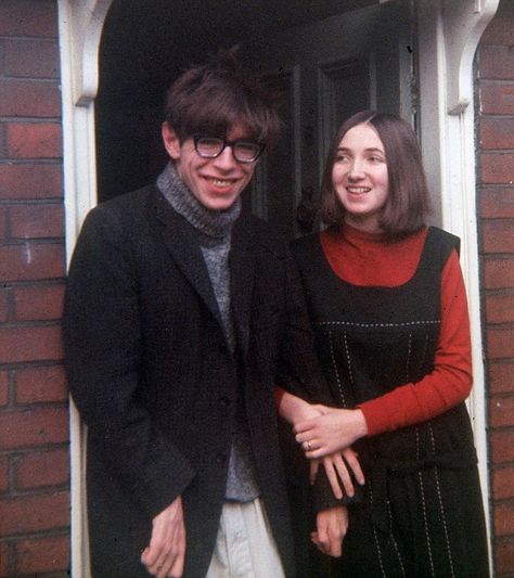 Stephen Hawking and his first wife, Jane - 1960s. [634 x 713] /u/HITMAN616 - Imgur Stephen Hawking Young, Professor Stephen Hawking, Steven Hawking, The Theory Of Everything, Theory Of Everything, Photos Rares, Rare Historical Photos, Cardigan Winter, David Gilmour