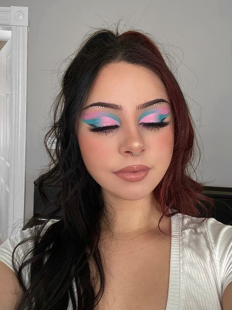 Cotton Candy Eyeshadow Look, Soft Rainbow Makeup, Cotton Candy Eye Makeup, Light Blue And Pink Makeup, Gender Reveal Eyeshadow, Pink Blue Eyeshadow, Gender Reveal Eyeshadow Ideas, Blue And Pink Makeup Looks, Blue And Pink Eyeshadow Looks