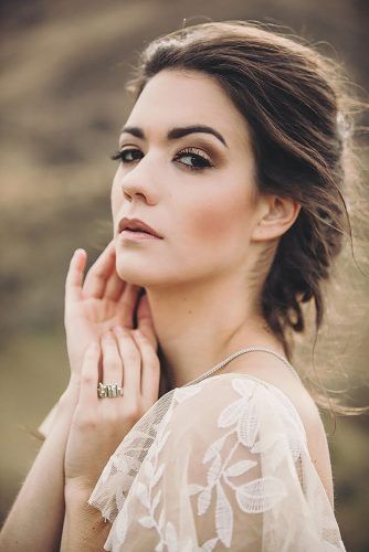 Dreamy Boho Wedding Makeup Looks ★ See more: https://www.weddingforward.com/boho-wedding-makeup Boho Wedding Makeup Brunette, Wedding Makeup Brunette, Bohemian Makeup, Bridal Makeup For Brunettes, Romantic Wedding Makeup, Boho Wedding Makeup, Amazing Wedding Makeup, Brunette Bride, Boho Makeup