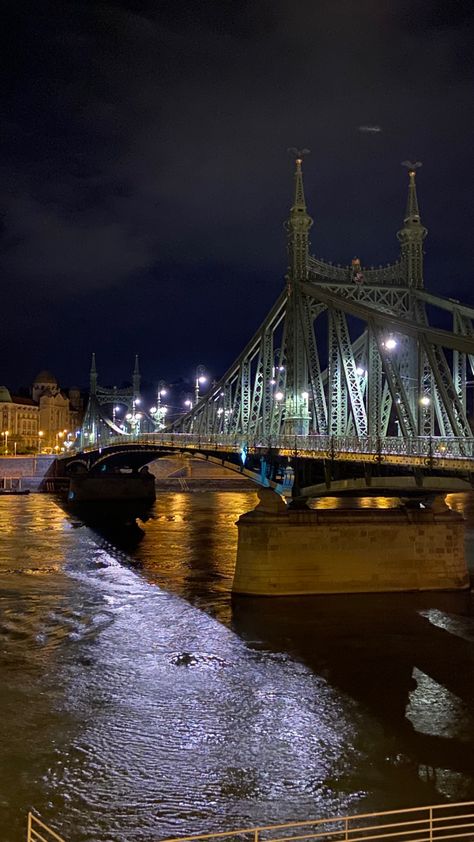 Foto ponte Budapest di notte ponte delle catene Budapest At Night, Budapest Instagram Story, Travel Aestethic, Fake Streaks, Picture Ideas Aesthetic, Budapest Nightlife, Budapest Aesthetic, Instagram Template Story, City Aesthetics