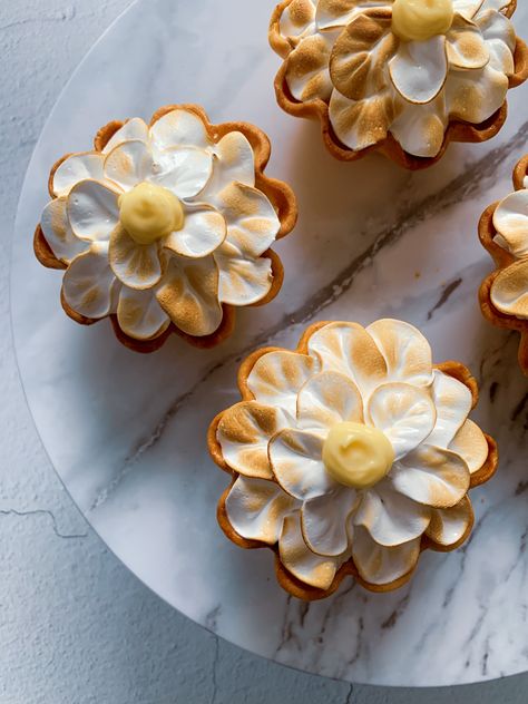 Lemon meringue tarts on a plate Flower Meringue, Lemon Meringue Tarts, Micro Bakery, Ig Store, Meringue Tart, Lemon Meringue Tart, Summer Baking, Cake Studio, Lemon Tart