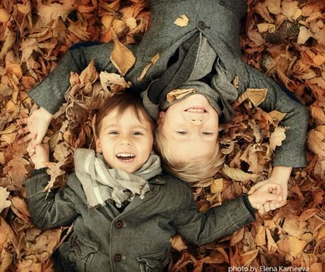 Fall Photoshoot Family, Fall Photo Ideas, Autumn Family Photography, Autumn Photoshoot, Photo Halloween, Fall Family Portraits, Family Photoshoot Poses, Fall Photo Shoot, Fall Portraits