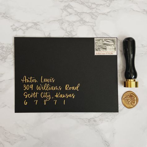 Black Envelope With Gold Writing, Gold Ink Calligraphy, Black Wedding Envelopes, Calligraphy Photoshoot, How To Write Wedding Invitations, Wedding Invatations, Envelope Writing, Envelope Calligraphy, Calligraphy Envelope Addressing