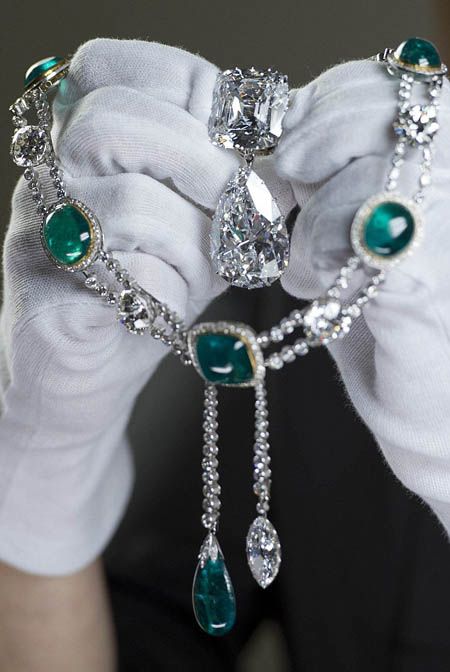 7 Royal Jewels to Celebrate Prince William and Catherine's Baby Boy | PriceScope Delhi Durbar, Cullinan Diamond, British Crown Jewels, Bijoux Art Deco, Expensive Diamond, Royal Crowns, Pendant Diamond, Royal Jewels, A Bracelet