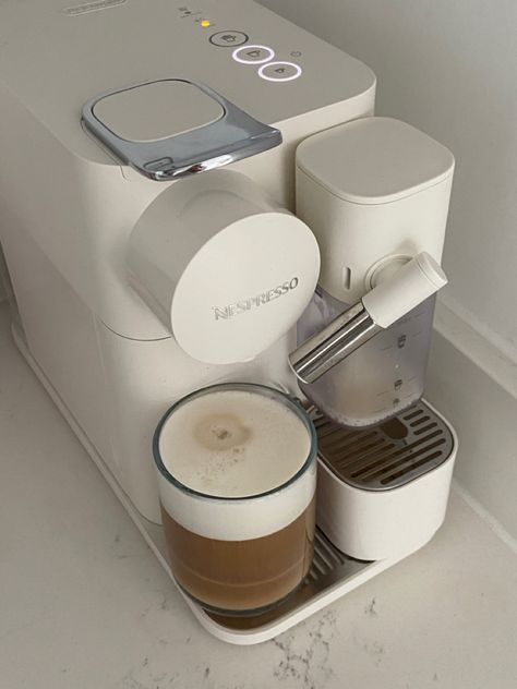 Expresso Machine Aesthetic, Modern Coffee Corner Design, White Coffee Machine, Aesthetic Coffee Machine, Aesthetic Coffee Maker, Clean Girl Kitchen, Coffee Maker Aesthetic, Nespresso Aesthetic, Coffee Station Aesthetic