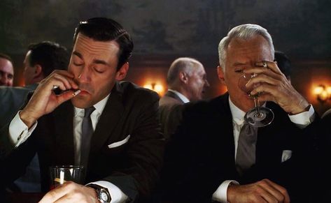 The Traveling Gentleman on Instagram: “Current mood! 😉🥃🍸 Cocktails in style with Don Draper and Roger Sterling in the AMC television series “Mad Men” (2007 - 2015). Don is…” Roger Sterling, Cinematic Moments, Real Reference, 1960s Aesthetic, Luxury Concierge, Gentlemens Guide, Grey Suit Men, Wise Guys, Don Draper