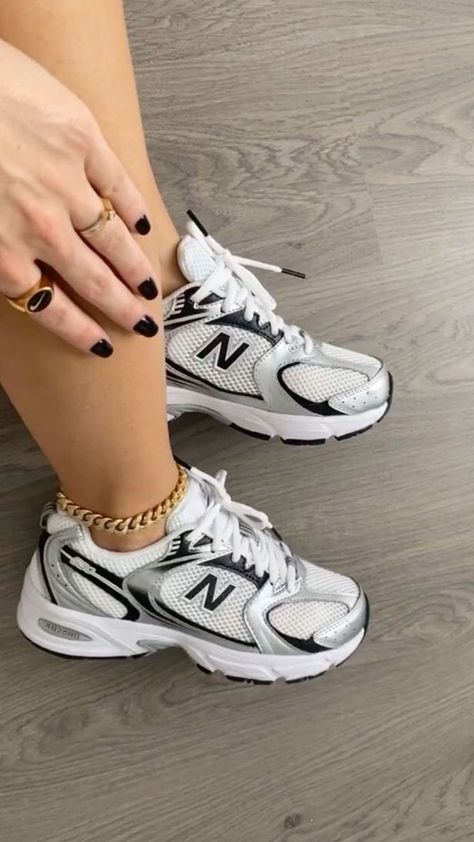 Nb Sneakers, Pretty Sneakers, Dr Shoes, Trendy Shoes Sneakers, Pretty Shoes Sneakers, All Nike Shoes, Shoes Outfit Fashion, Sneakers Heels, Balance Sneakers