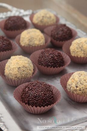 Una receta de trufas de chocolate muy sencilla, para todos los públicos con sólo 3 ingredientes. Truffle Recipe Chocolate, Chocolate Sweets, Chocolate Truffles, Cakes And More, Chocolate Desserts, Toffee, Just Desserts, Cake Pops, Cake Desserts