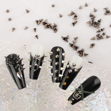 Black Gold Nail Art, Goth Nail Art, Burgundy Acrylic Nails, Rose Gold Nail Art, Art Punk, Black Gold Nails, Caviar Nails, Studs And Spikes, Gold Nail Art