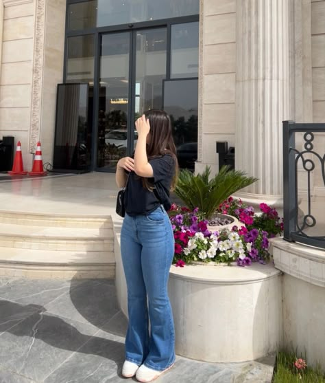 Hairstyle With Jeans Top, Poses In Jeans Top Aesthetic, Photo Poses In Jeans Top, Outfit Inspo Flared Jeans, Pose In Jeans Top, Poses In Jeans Top, Flared Jeans Outfit Aesthetic, Flared Jeans Outfit Ideas, Casual College Outfits Summer