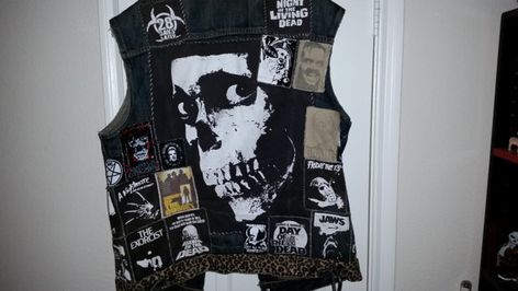 Clothesline Diy, Diy Vest, Battle Jackets, Jean Ideas, Clothes Grunge, Diy Clothes Refashion, Crust Punk, Diy Clothes Videos, Battle Jacket