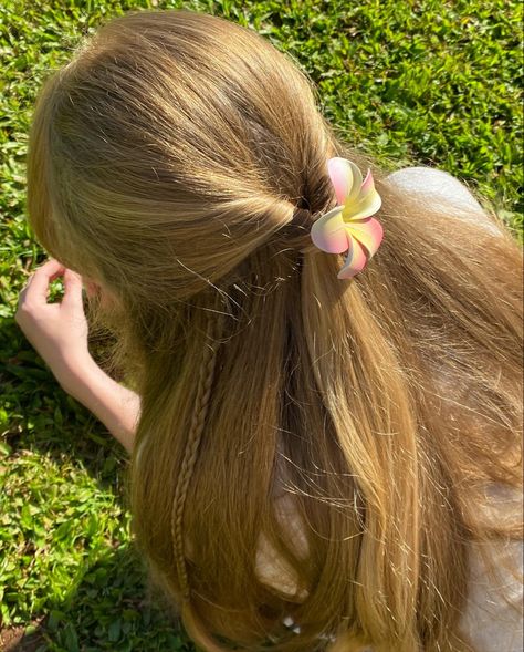 Ig anjulynamay. Long blonde hair. Hairstyles. Flower clip Hairstyles Flower, Blonde Hair Hairstyles, Beth Greene, School For Good And Evil, Long Blonde, Hair Stuff, Long Blonde Hair, Flower Clip, Dream Hair