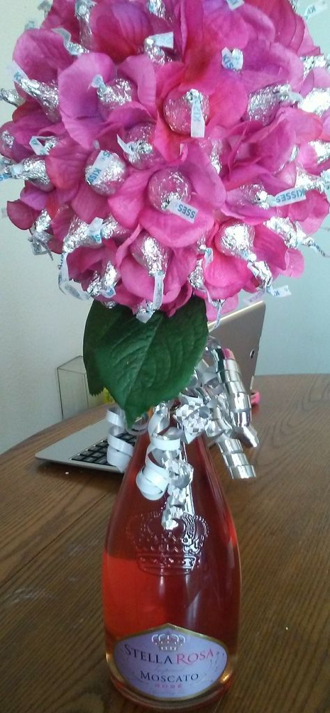 Stella Rosa hershey kiss flowers Hershey Kiss Bouquet, Hershey Kiss Valentine Ideas, Hersheys Kisses Valentines Ideas, Hershey Kiss Flowers, Valentines Day Gift Baskets, Kisses Gifts, Hershey Kisses Gifts, Hershey Kisses Crafts, Baskets With Flowers