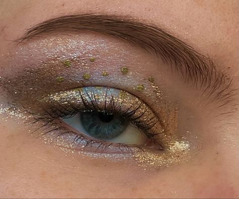 #makeup #eyemakeup #eyeshadow #artsy #gold #blue Bronze And Blue Eye Makeup, Gold And Blue Eyeshadow Looks, Blue And Gold Makeup Ideas, Gold Blue Makeup, Blue And Gold Makeup Looks, Gold And Blue Makeup, Blue And Gold Eye Makeup, Blue And Gold Makeup, Funky Eyeliner