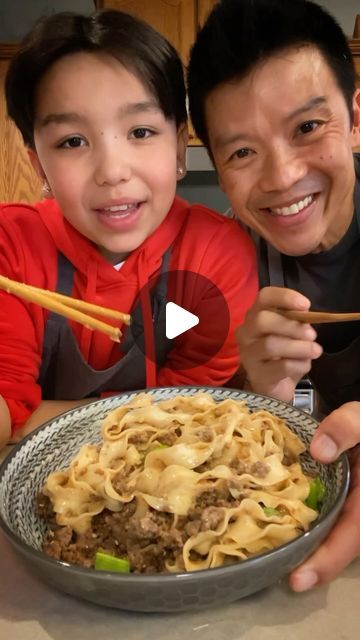 saltNpiipa on Instagram: "Chili Beef Dan Dan Noodles #chilibeef #dandannoodles #asianfood #dinnerideas #easyrecipe #highprotein #familytime 

5 servings total
653 Cals/serving
52g Protein
26g Fat
47g Carbs

Beef Sauce:
2 tbsp Sriracha
2 tbsp Sweet Thai chili sauce
2 tbsp Honey
2 tbsp Soy sauce
2 tbsp Rice wine vinegar

Cook Beef:
1 1/2 tbsp Olive oil
1 cup, chopped Onions
2 cloves Garlic (chopped)
1 tsp Ginger root (chopped)
1000g Lean ground beef
2 Sliced Red Thai chilis (not in video)

Noodles:
1 tsp Chili flakes 
1/2 tsp Black pepper 
1 tbsp Sesame seeds
1 cloves Garlic (chopped)
2 tbsp Cooking oil (hot)
2 tbsp Soy sauce
1 tbsp Rice wine vinegar
1 1/2 tbsp Peanut butter
1/2 tbsp Honey
2 tbsp Noodle water
3 servings Knife-cut noodle nests

Inspired by @thegoodbite" Beef And Noodles Chinese, Spicy Beef Garlic Noodles, Hoisin Beef Noodles, 20 Minute Korean Beef Sesame Noodles, Peanut Butter Soy Sauce Noodles, Chili Noodles, Sweet Thai Chili Sauce, Sweet Thai Chili, Chili Beef