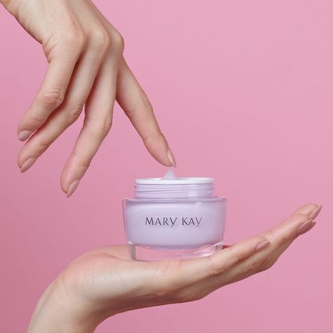 Refresh your skin with a nongreasy, lightweight moisturizing gel. ✨ Mary Kay Oil-Free Hydrating Gel contains the calming and soothing properties of green tea. Have you added this must-have to your bag yet? 🛍️ Mary Kay Moisturizer, Kosmetyki Mary Kay, Mary Kay Inc, Imagenes Mary Kay, Product Portfolio, Gel Moisturizer, Profile Page, Sun Care, New Skin