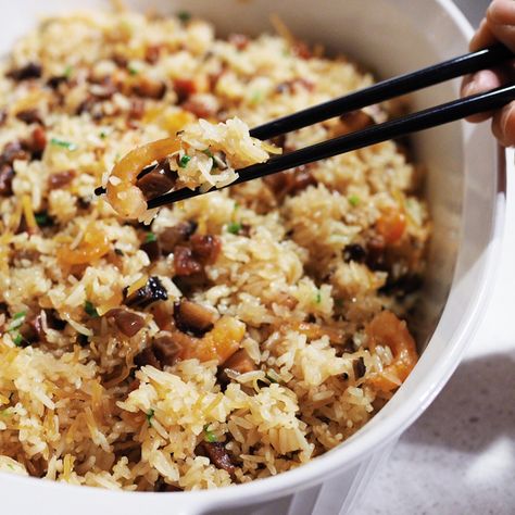 stir-fried sticky rice – Flo Lum Flo Lum, Chinese Sticky Rice, Dried Scallops, Chinese Stir Fry, Paleo Crockpot, Singapore Food, Asian Foods, Sticky Rice, Chinese Cooking