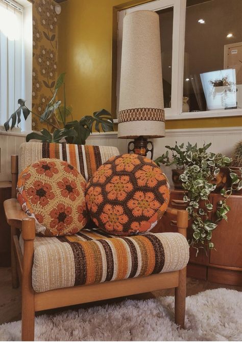 70s Room, 70’s Decor, 70s House, 70s Interior, Geometric Flowers, Round Crochet, Retro Interior Design, Crochet Cushion, 70s Home