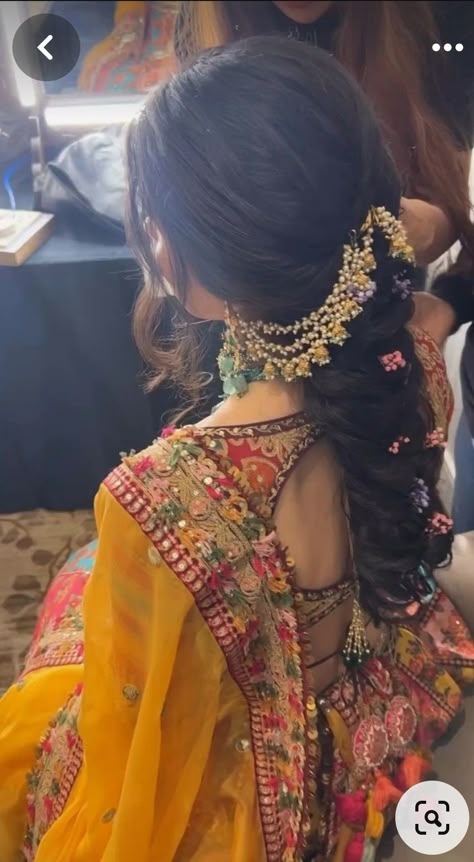 Fishtail Braid Hairstyles For Saree, Simple Hairstyle For Haldi, Hairstyle For Mehndi Bride, Pakistani Braid Hairstyles, Hairstyles For Indo Western Outfits, Jora Hairstyle Pakistani, Hairstyles On Indian Wear, Messy Bun On Saree, Indian Wedding Hairstyles For Straight Hair